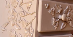 Detalle de los apliques de flores en un mueble
