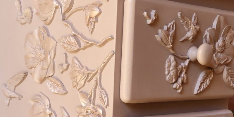 Detalle de los apliques de flores en un mueble